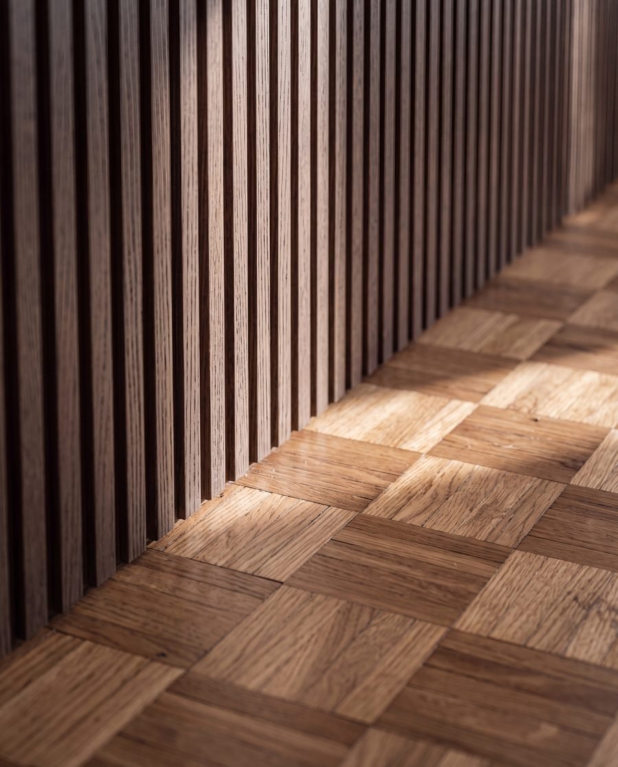 Fluted oak panels and oiled parquet