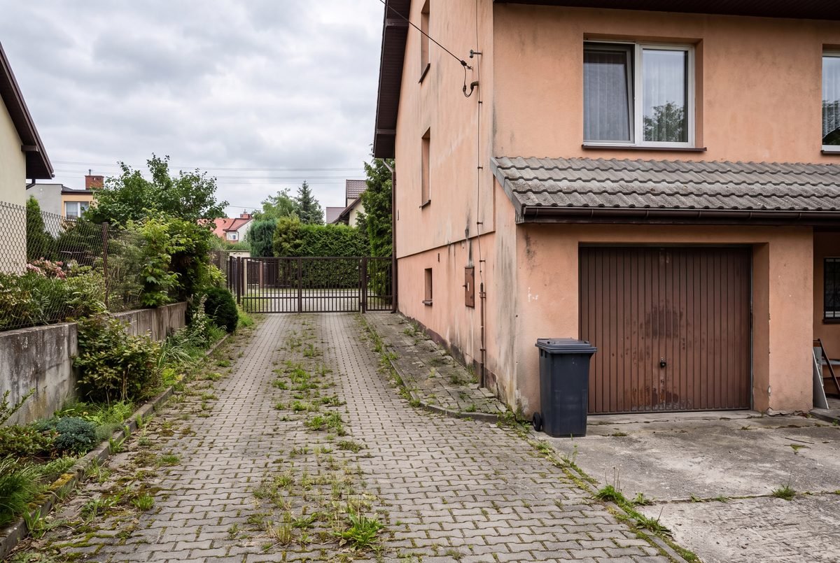 Podjazd, Dom z Modrzewiem (Przed)
