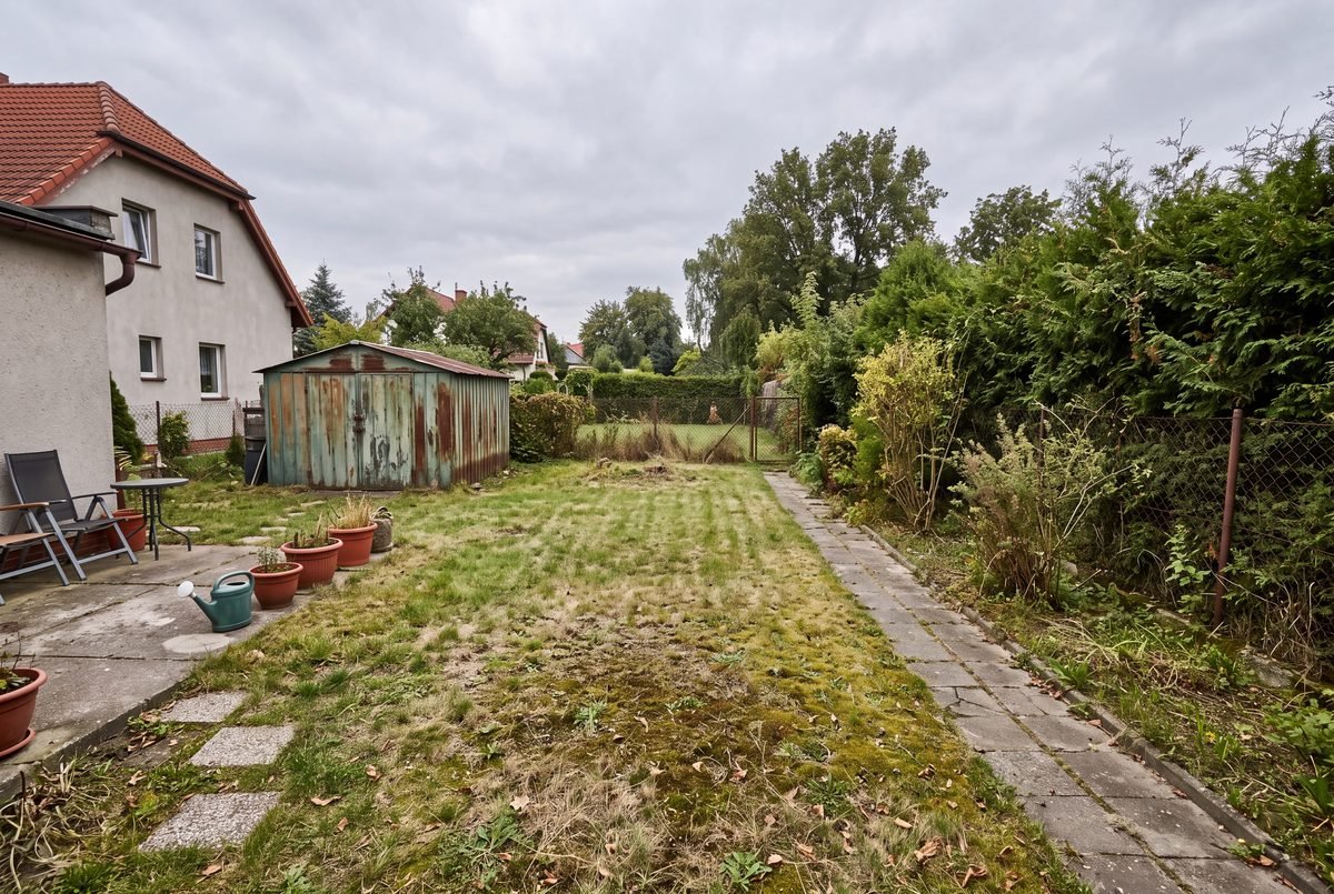 Ogród, Dom z Modrzewiem (Przed)