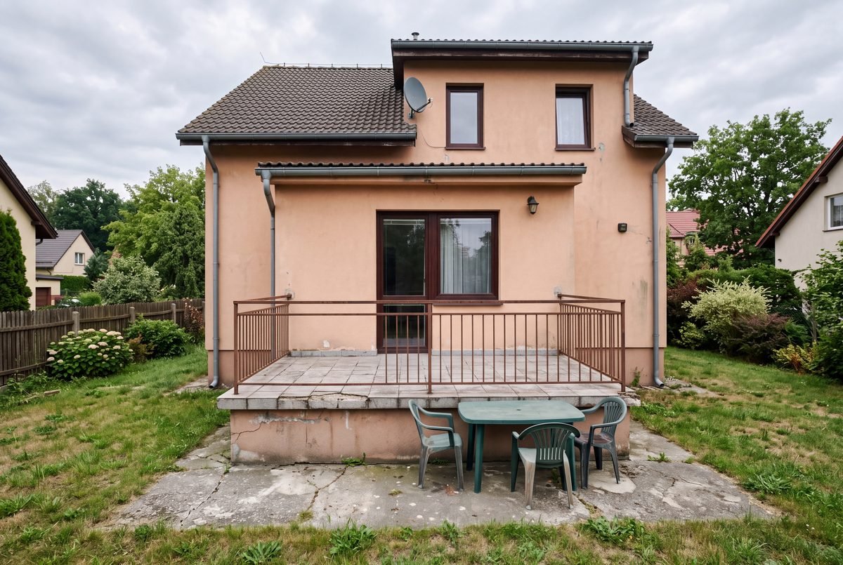 Taras, Dom z Modrzewiem (Przed)