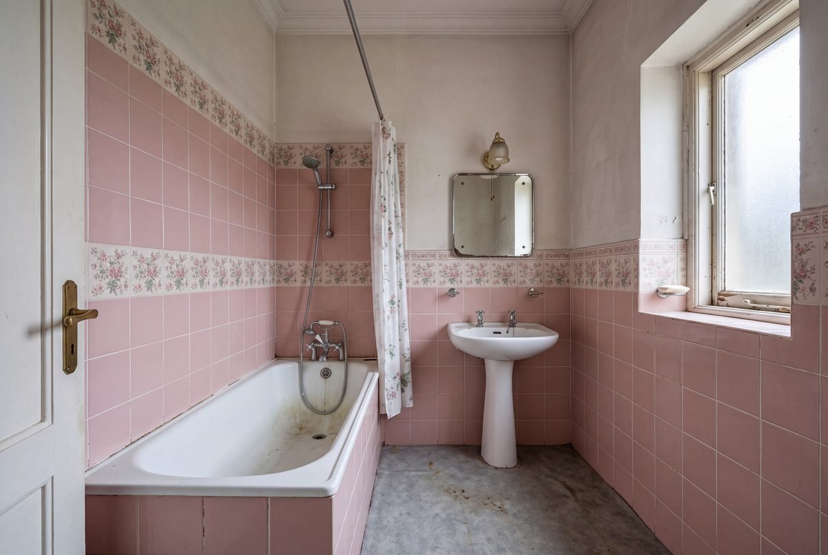 Guest bathroom, Villa Verde Bathrooms (Before)